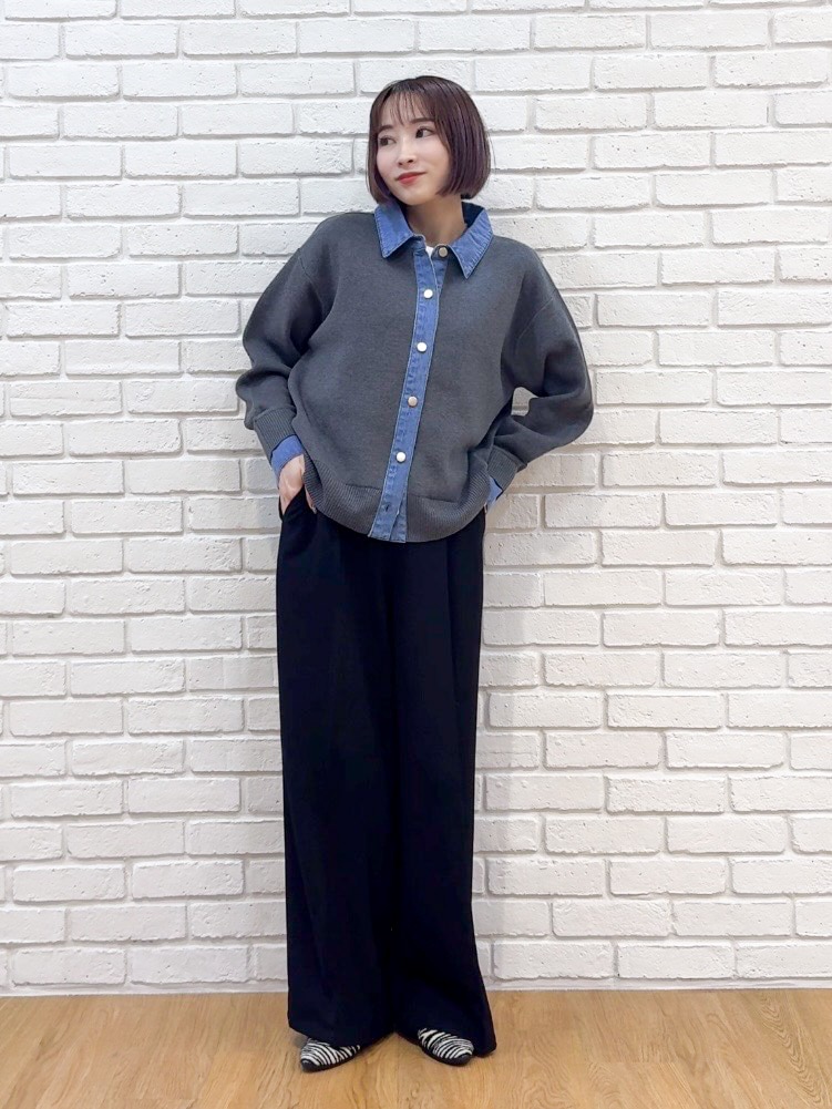 グレー系のカーディガン/ボレロ、ホワイト系のTシャツ/カットソー、ブラック系のその他パンツを着用したレディースの秋コーディネートの5枚目の写真