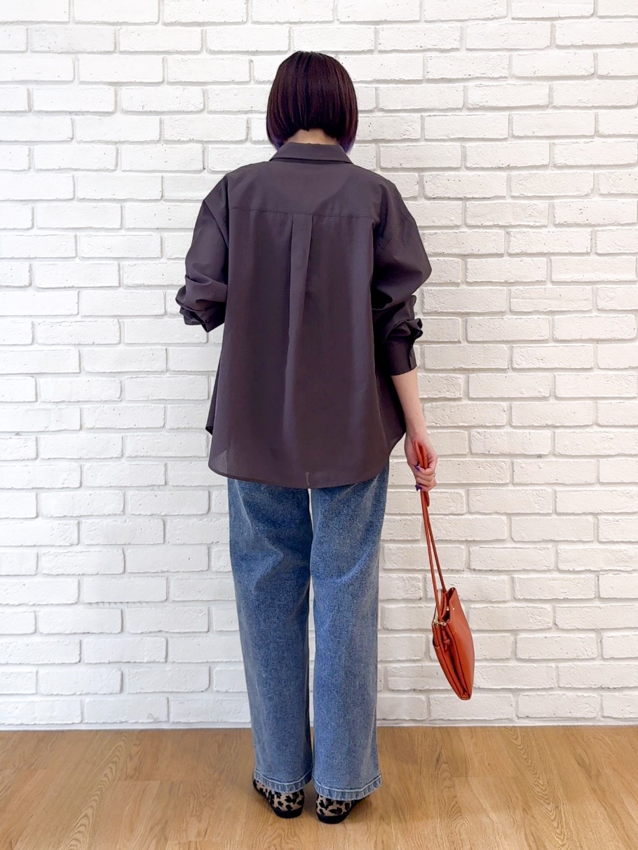 ブラウン系のシャツ/ブラウス、ブラック系のタンクトップ、ブルー系のデニムパンツを着用したレディースの夏コーディネートの3枚目の写真