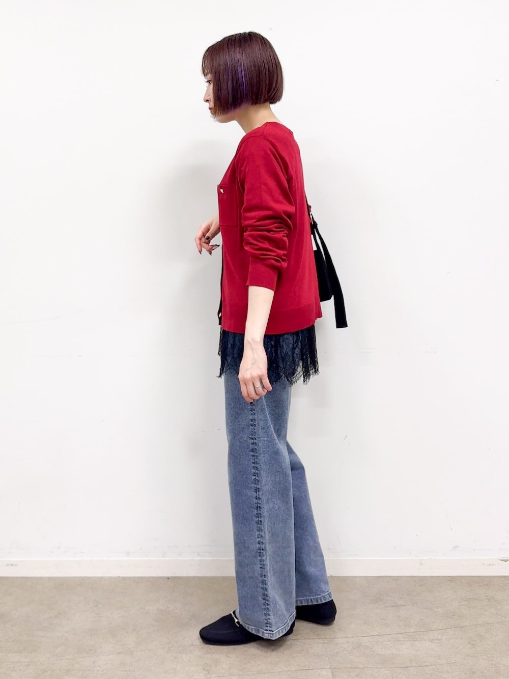 レッド系のカーディガン/ボレロ、ブラック系のTシャツ/カットソー、ブルー系のデニムパンツを着用したレディースの夏コーディネートの4枚目の写真