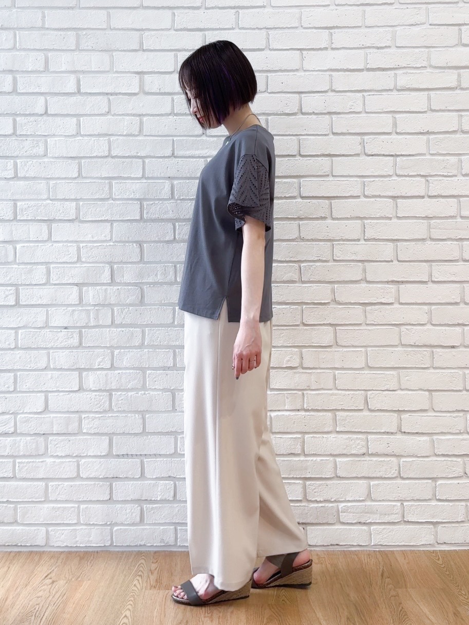 グレー系のTシャツ/カットソー、ベージュ系のその他パンツ、ブラウン系のサンダルを着用したレディースの夏コーディネートの10枚目の写真
