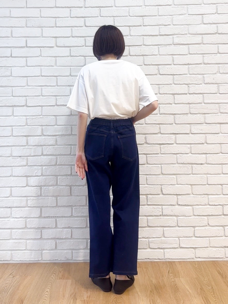 グレー系のシャツ/ブラウス、ブラック系のニット/セーター、グリーン系のその他パンツを着用したレディースの秋コーディネートの6枚目の写真