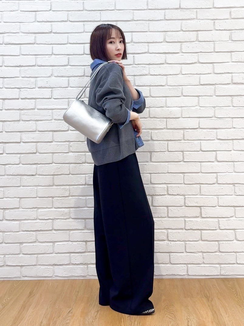 グレー系のカーディガン/ボレロ、ホワイト系のTシャツ/カットソー、ブラック系のその他パンツを着用したレディースの秋コーディネートの2枚目の写真