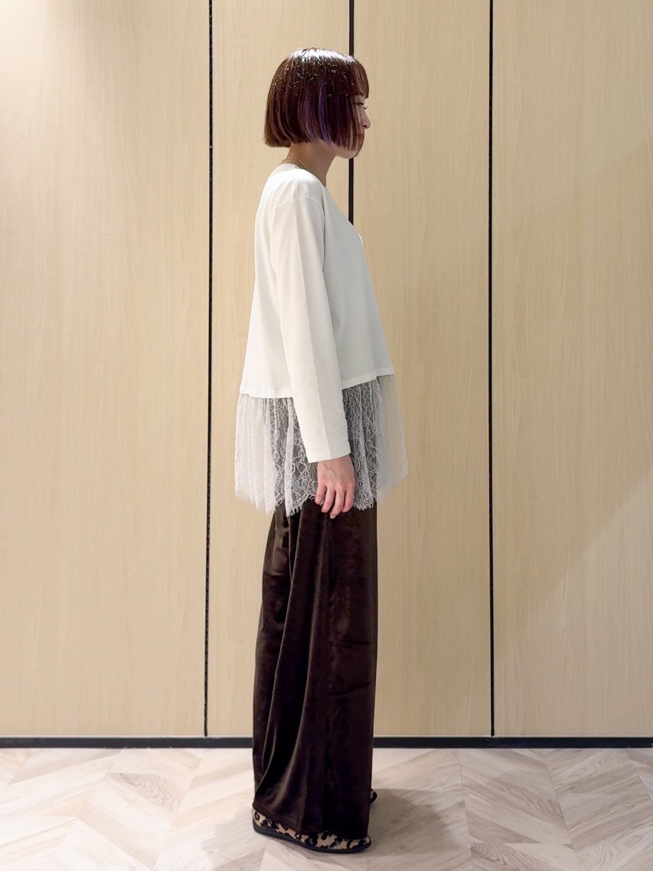 レッド系のカーディガン/ボレロ、ホワイト系のTシャツ/カットソー、ブラウン系のその他パンツを着用したレディースの秋コーディネートの8枚目の写真