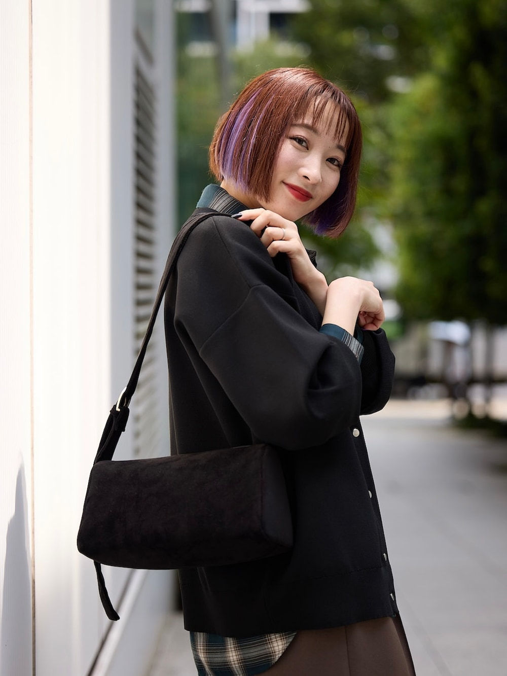 ブラック系のカーディガン/ボレロ、グリーン系のシャツ/ブラウス、ブラウン系のその他パンツを着用したレディースの秋コーディネートの6枚目の写真