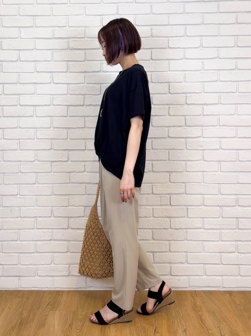 ブラック系のTシャツ/カットソー、ベージュ系のその他パンツ、ブラック系のサンダルを着用したレディースの夏コーディネートの4枚目の写真