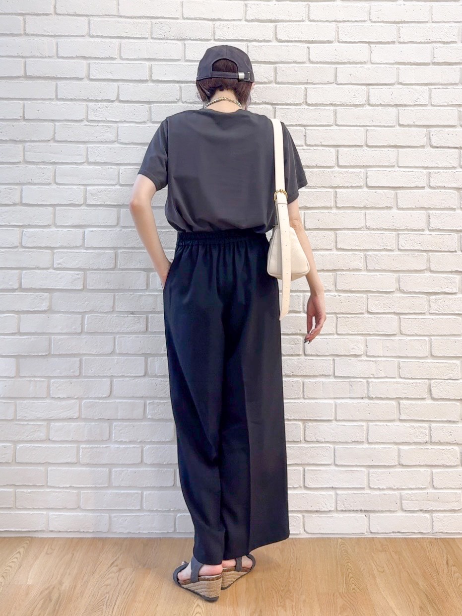 グレー系のTシャツ/カットソー、ブラック系のその他パンツ、ブラック系のサンダルを着用したレディースの夏コーディネートの3枚目の写真
