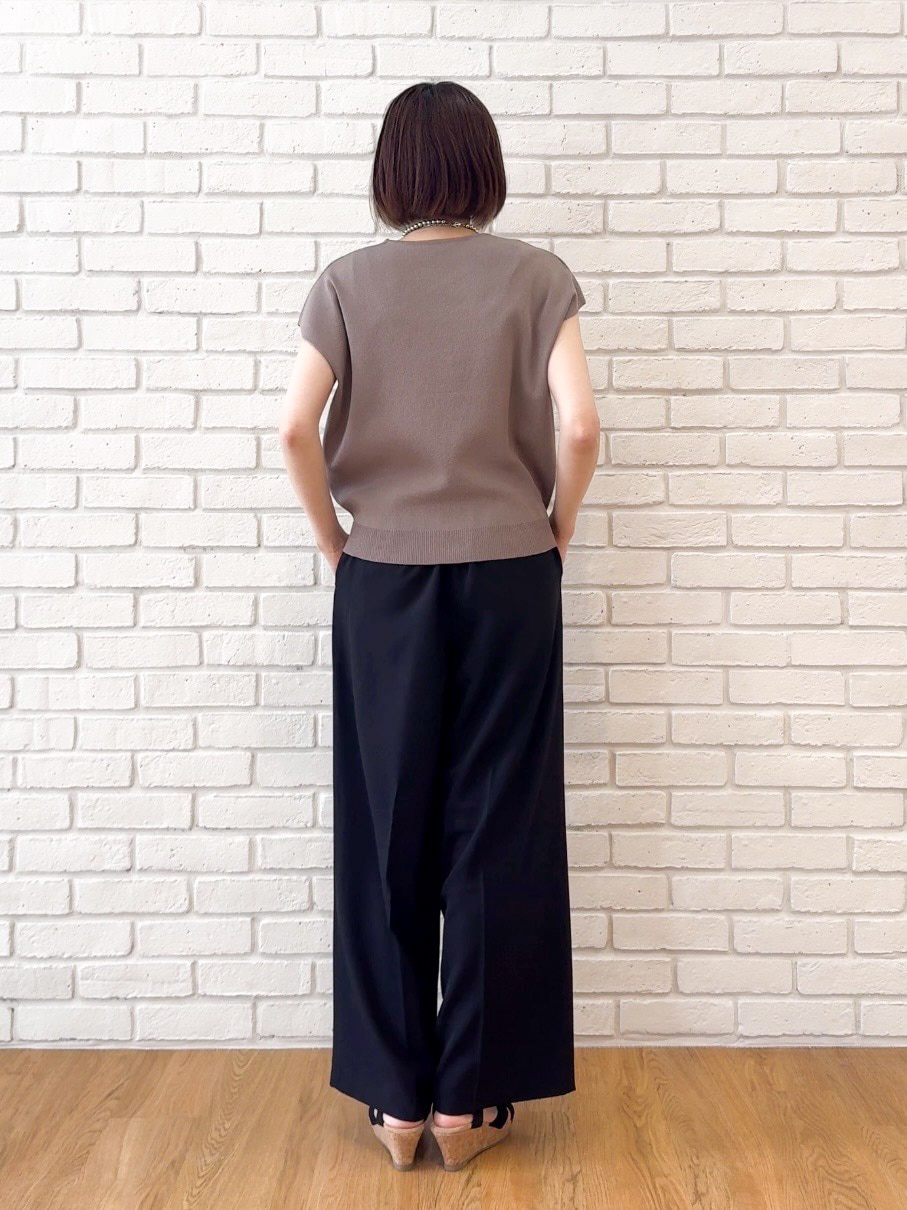 ベージュ系のニット/セーター、ブラック系のその他パンツ、ブラック系のサンダルを着用したレディースの夏コーディネートの7枚目の写真