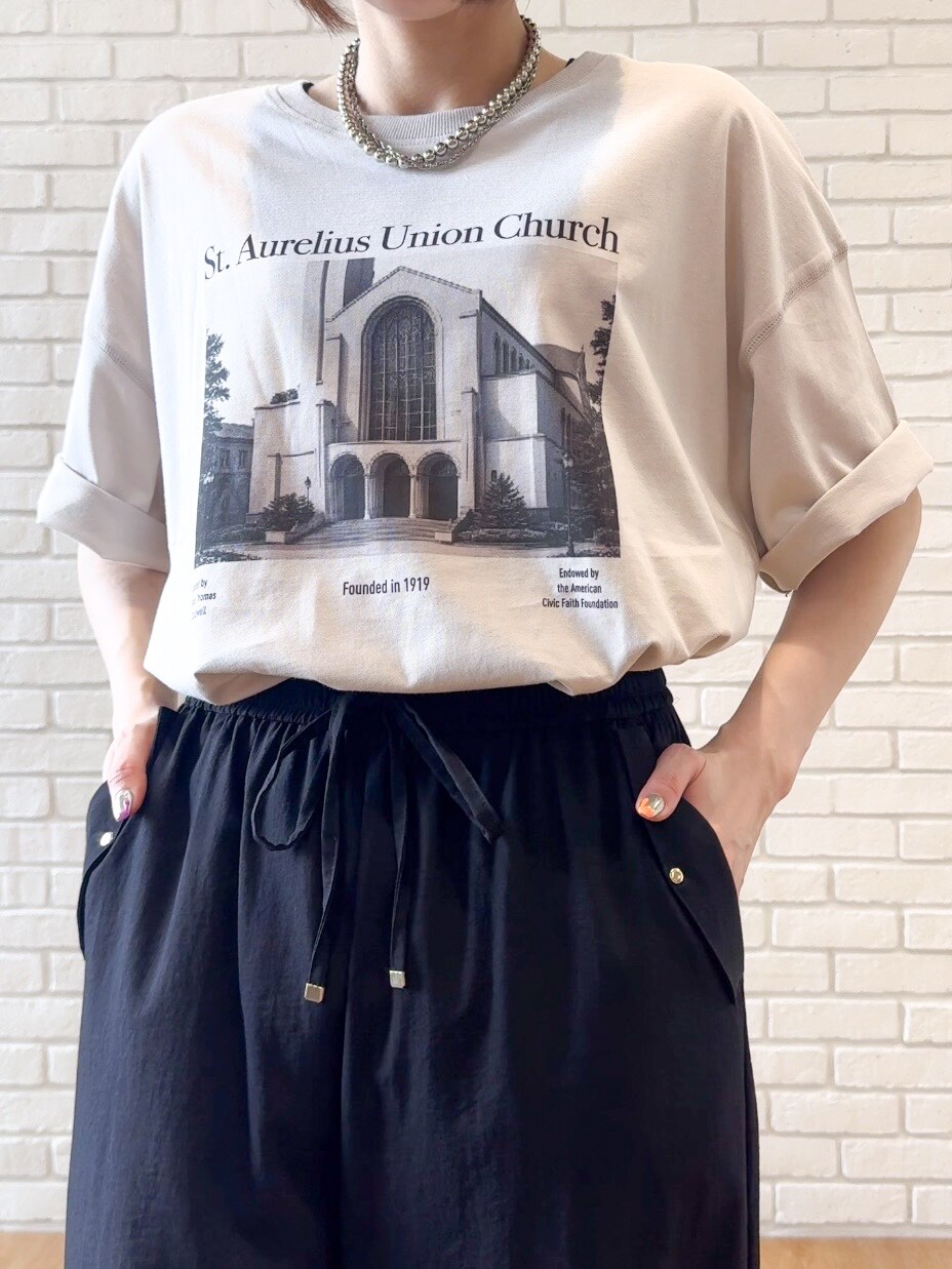 ベージュ系のTシャツ/カットソー、ブラック系のその他パンツ、ブラック系のサンダルを着用したレディースの夏コーディネートの8枚目の写真