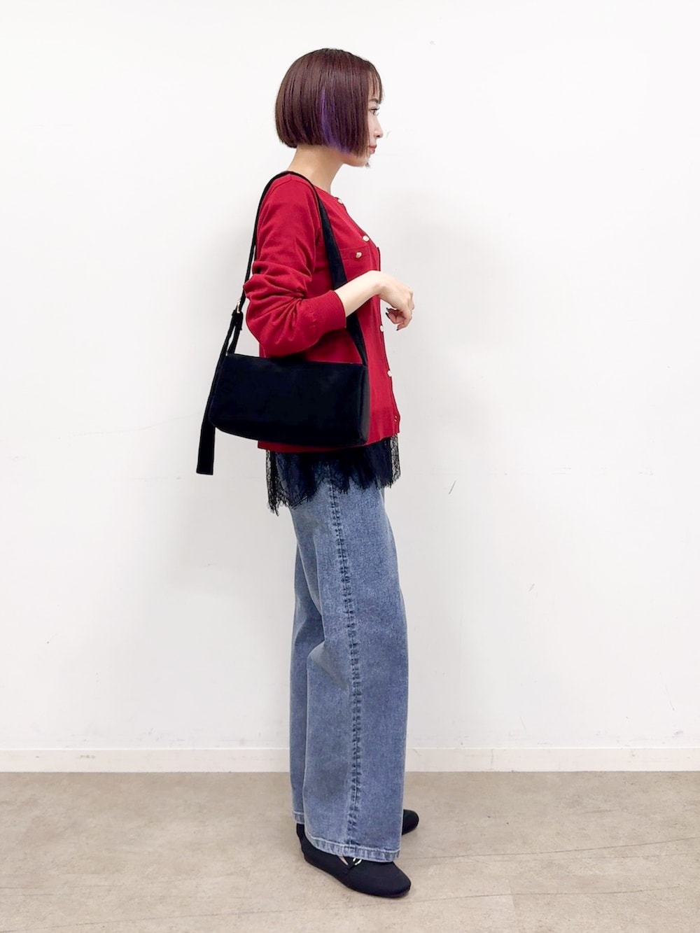 レッド系のカーディガン/ボレロ、ブラック系のTシャツ/カットソー、ブルー系のデニムパンツを着用したレディースの夏コーディネートの2枚目の写真