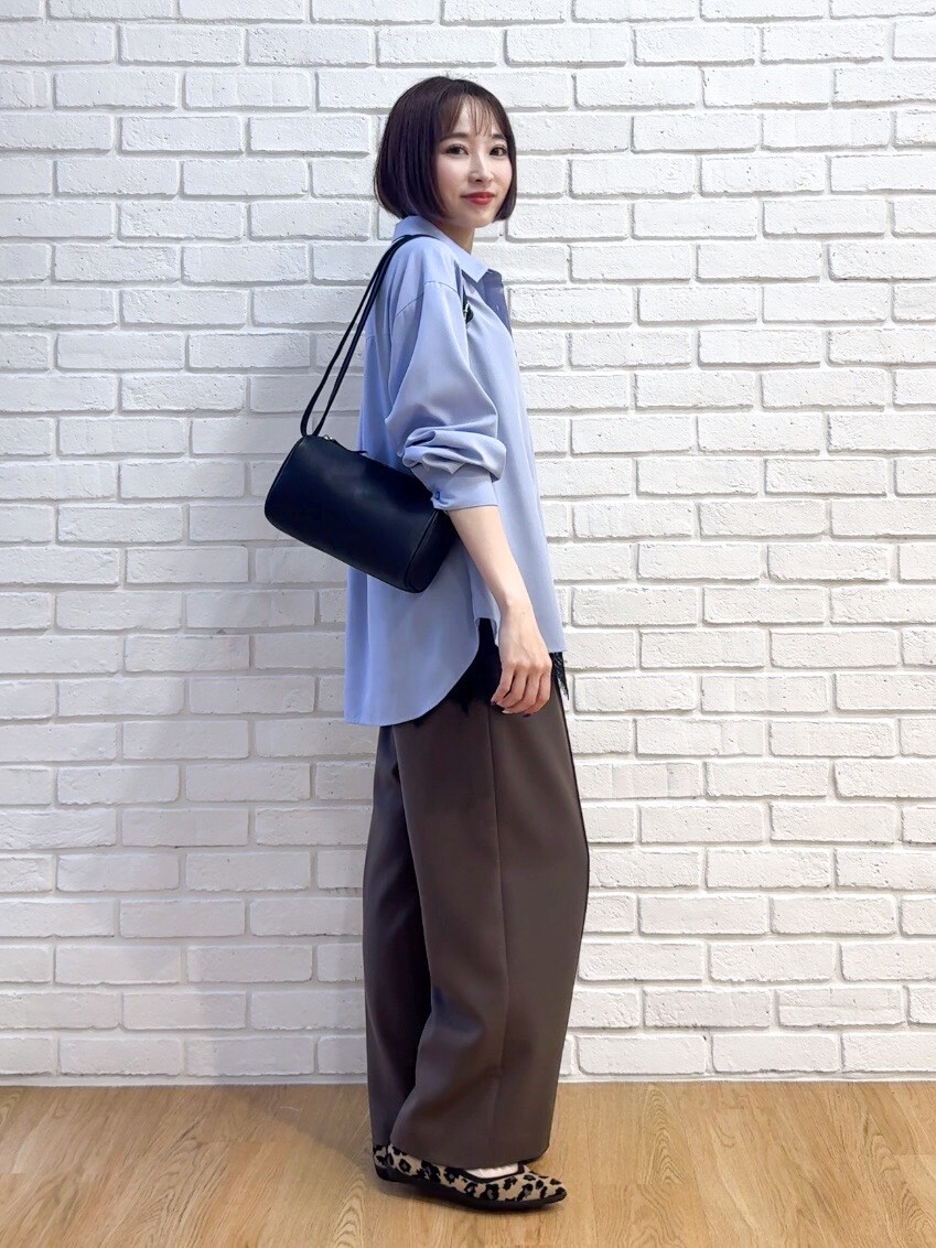 ブルー系のシャツ/ブラウス、ブラック系のTシャツ/カットソー、ブラウン系のパンプスを着用したレディースの秋コーディネートの2枚目の写真