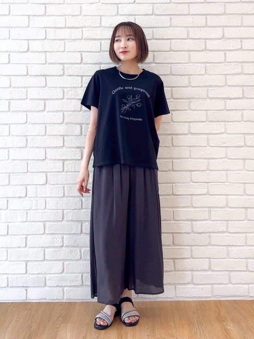 ブラック系のTシャツ/カットソー、ブラック系のその他パンツ、ブラック系のサンダルを着用したレディースの夏コーディネートの8枚目の写真