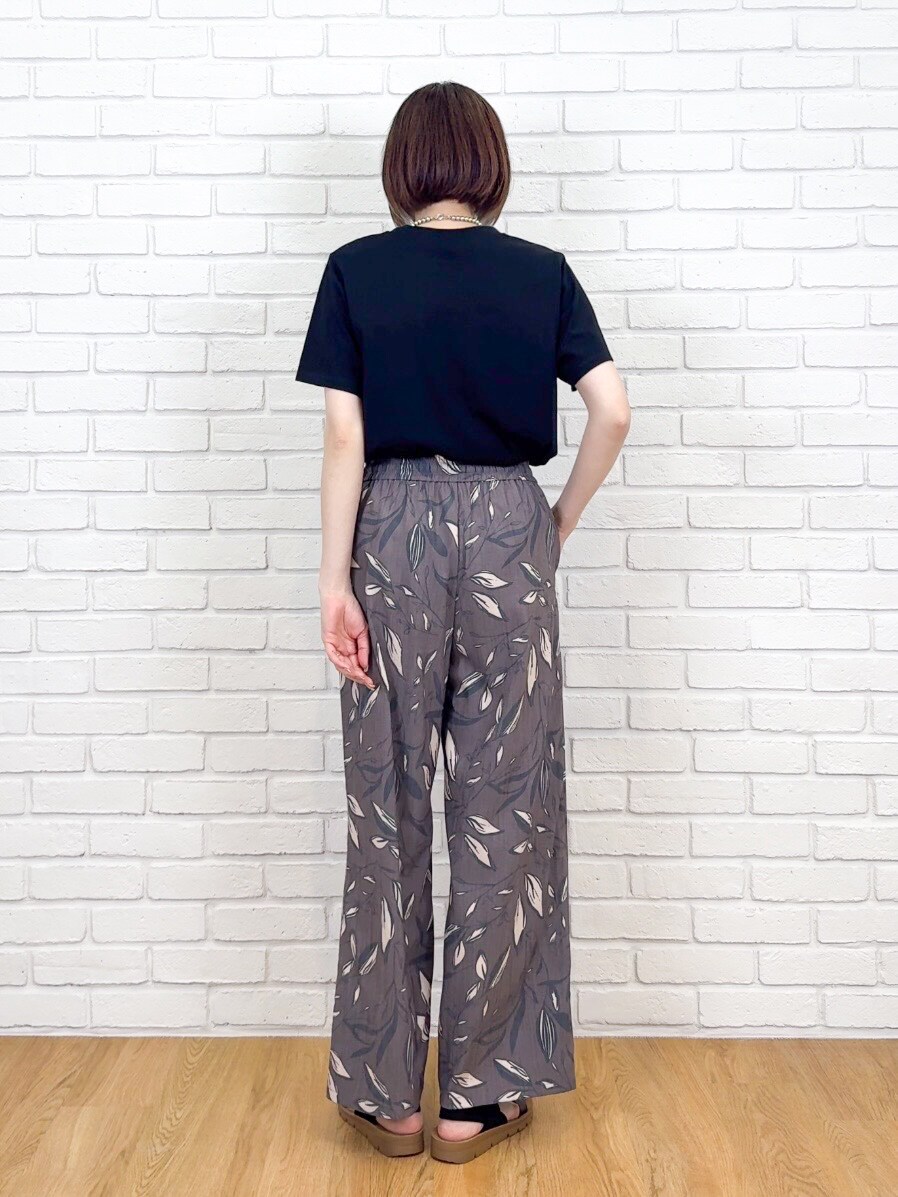 ブラック系のTシャツ/カットソー、ブラウン系のその他パンツ、ブラック系のサンダルを着用したレディースの夏コーディネートの3枚目の写真