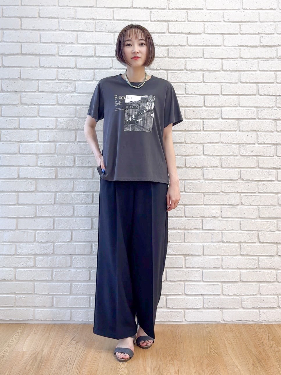 グレー系のTシャツ/カットソー、ブラック系のその他パンツ、ブラック系のサンダルを着用したレディースの夏コーディネートの5枚目の写真