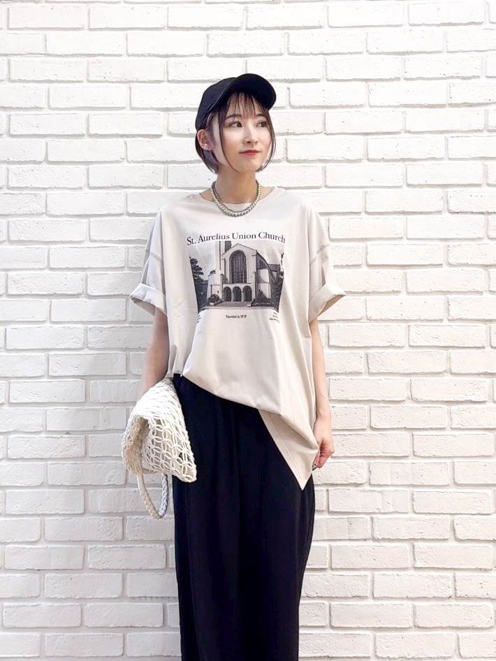ベージュ系のTシャツ/カットソー、ブラック系のその他パンツ、ブラック系のサンダルを着用したレディースの夏コーディネートの5枚目の写真