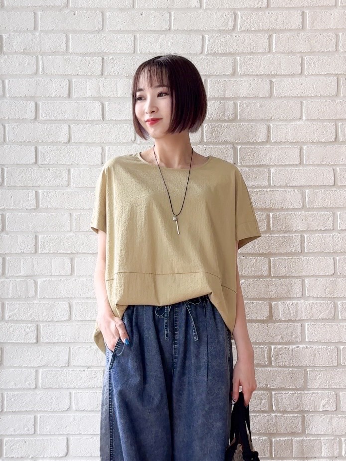 イエロー系のTシャツ/カットソー、ブルー系のデニムパンツ、ブラック系のサンダルを着用したレディースの夏コーディネートの5枚目の写真