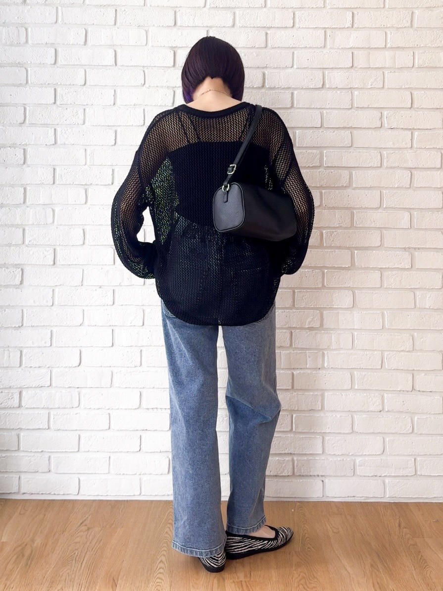 ブラック系のタンクトップ、ブルー系のデニムパンツ、ブラック系のパンプスを着用したレディースの夏コーディネートの3枚目の写真