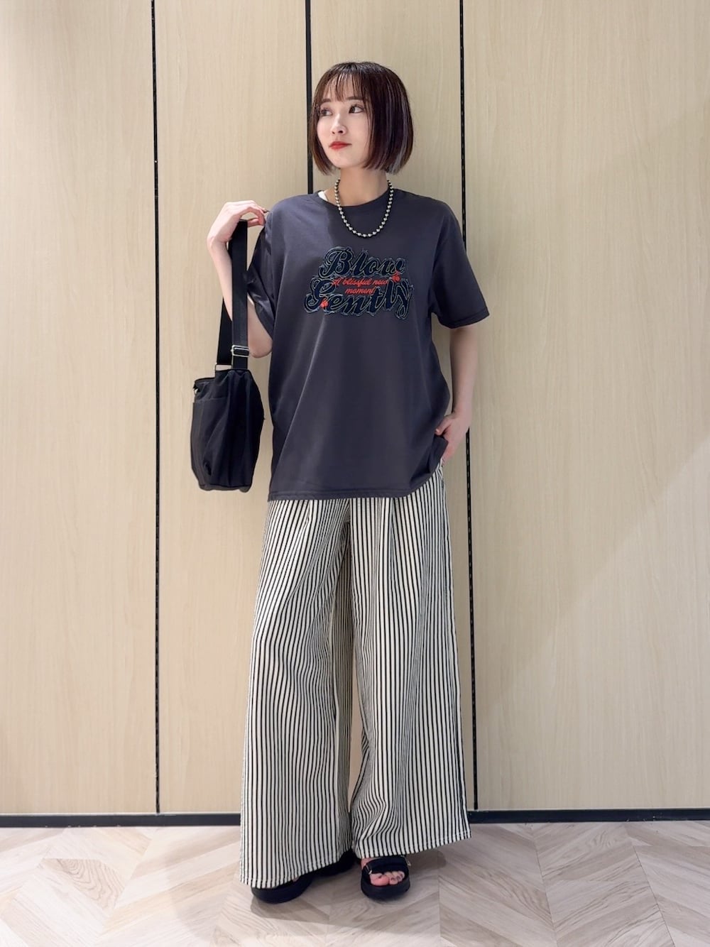 グレー系のTシャツ/カットソー、ホワイト系のその他パンツ、ブラック系のサンダルを着用したレディースの夏コーディネートの7枚目の写真