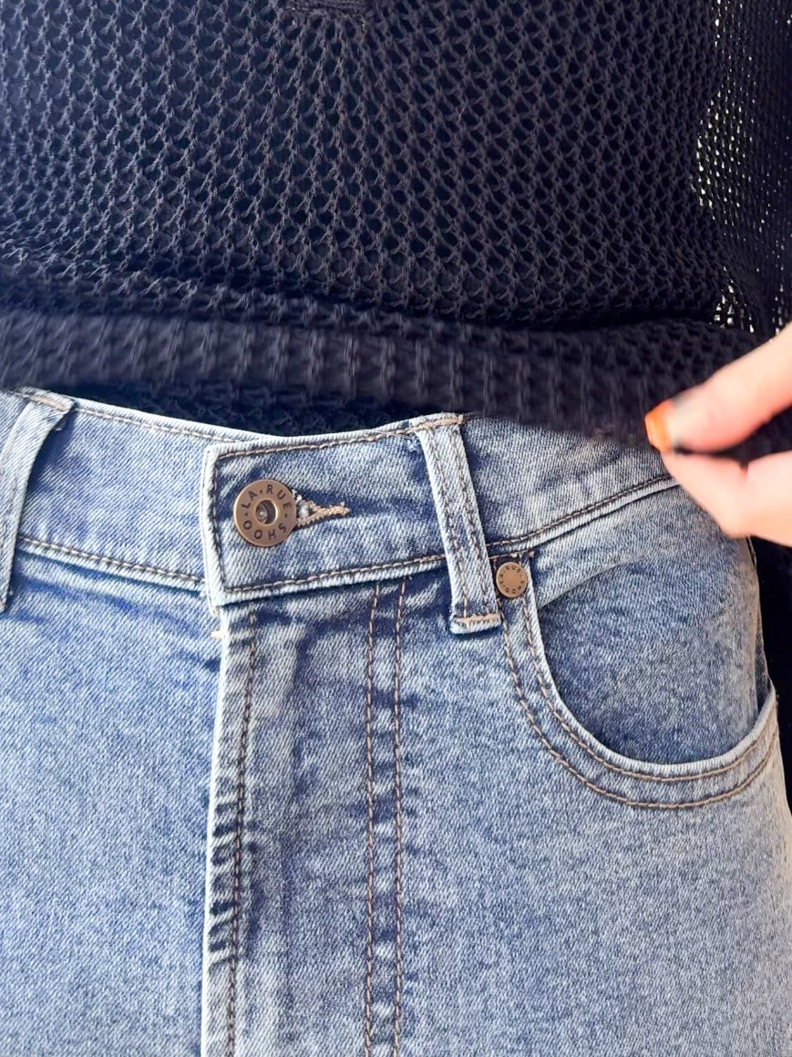 ブラック系のタンクトップ、ブルー系のデニムパンツ、ブラック系のパンプスを着用したレディースの夏コーディネートの7枚目の写真