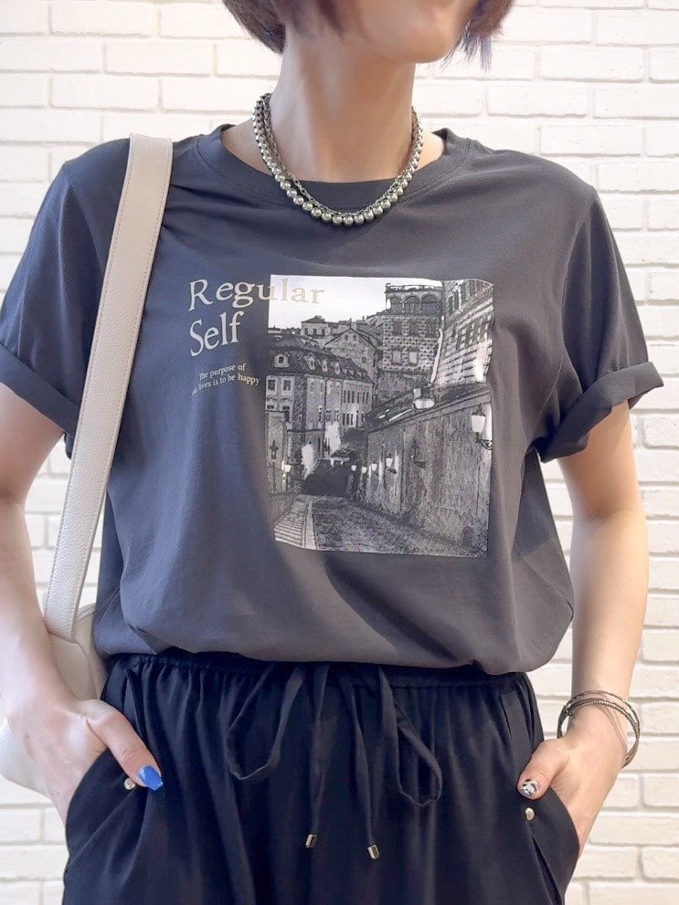 グレー系のTシャツ/カットソー、ブラック系のその他パンツ、ブラック系のサンダルを着用したレディースの夏コーディネートの5枚目の写真