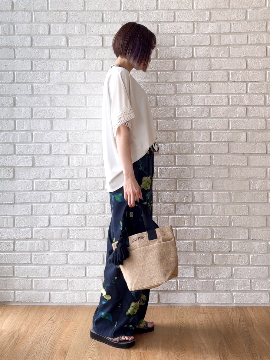 ブルー系のその他パンツ、グレー系のサンダル、ブラック系のトートバッグを着用したレディースの夏コーディネートの4枚目の写真
