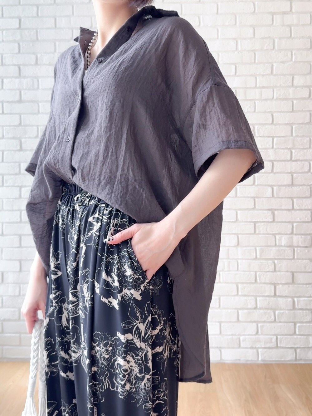グレー系のシャツ/ブラウス、ブラック系のその他パンツ、シルバー系のサンダルを着用したレディースの夏コーディネートの6枚目の写真