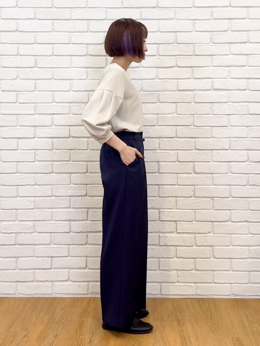 ブルー系のその他パンツ、ブラック系のパンプスを着用したレディースの夏コーディネートの6枚目の写真