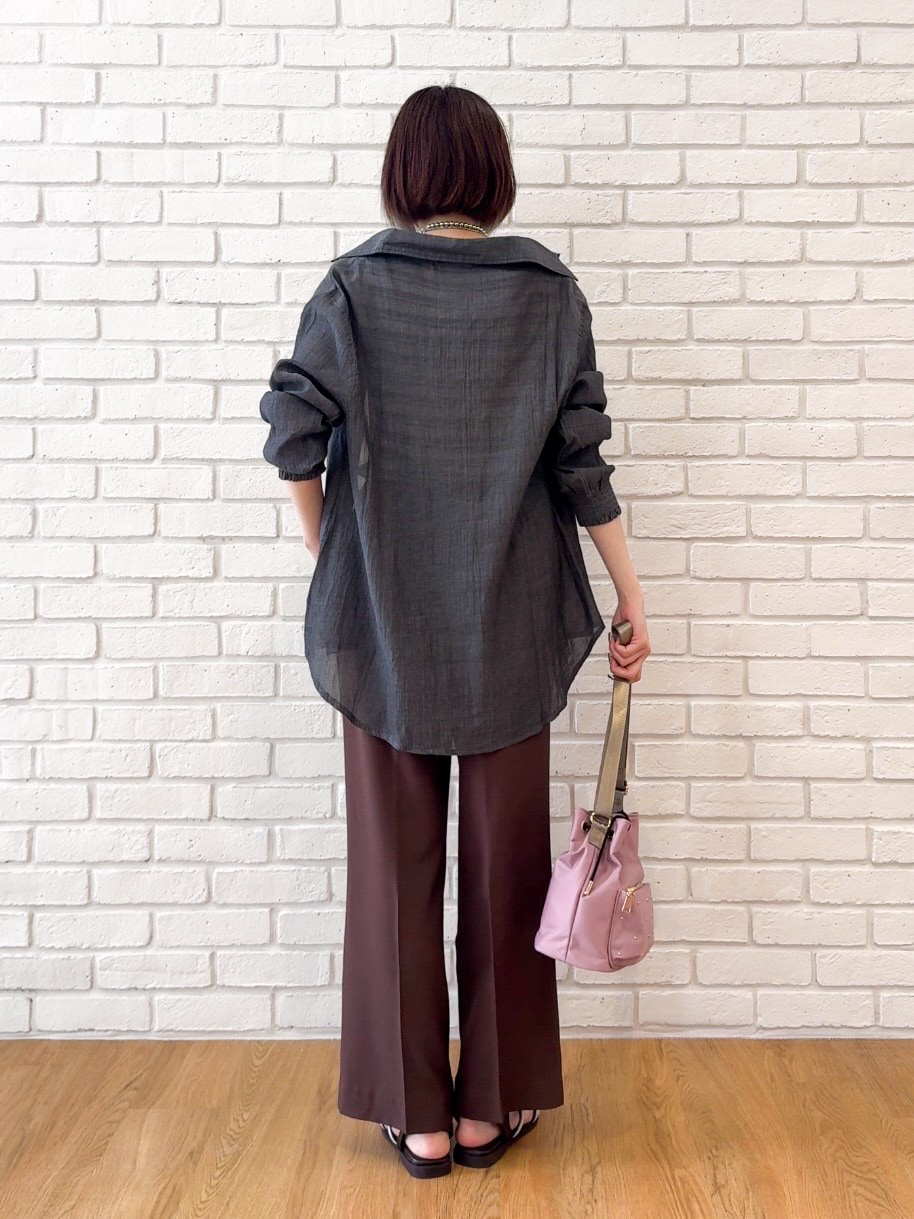 ブラック系のシャツ/ブラウス、ベージュ系のニット/セーター、ブラウン系のその他パンツを着用したレディースの夏コーディネートの3枚目の写真