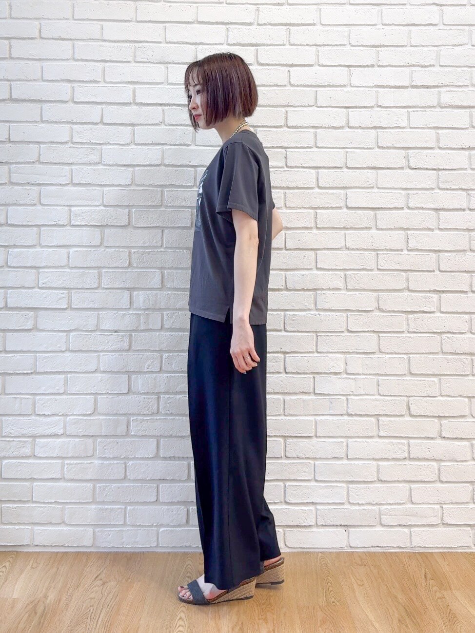 グレー系のTシャツ/カットソー、ブラック系のその他パンツ、ブラック系のサンダルを着用したレディースの夏コーディネートの8枚目の写真