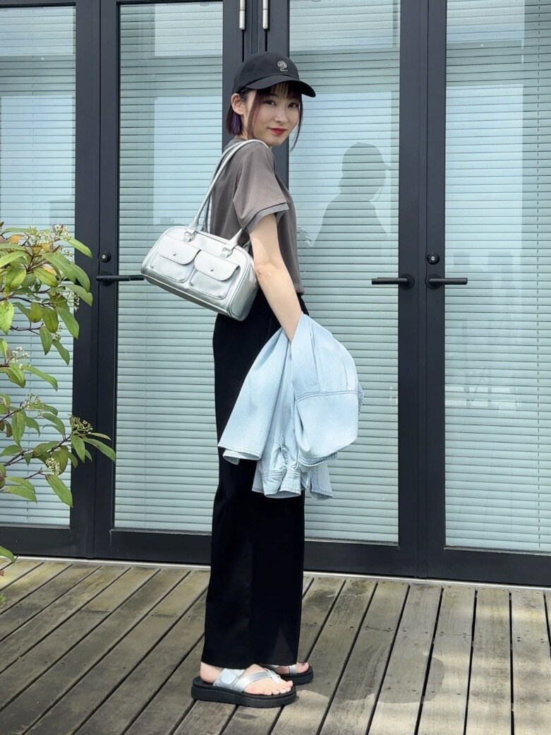 ブルー系のシャツ/ブラウス、グレー系のTシャツ/カットソー、ブラック系のその他パンツを着用したレディースの春コーディネートの6枚目の写真
