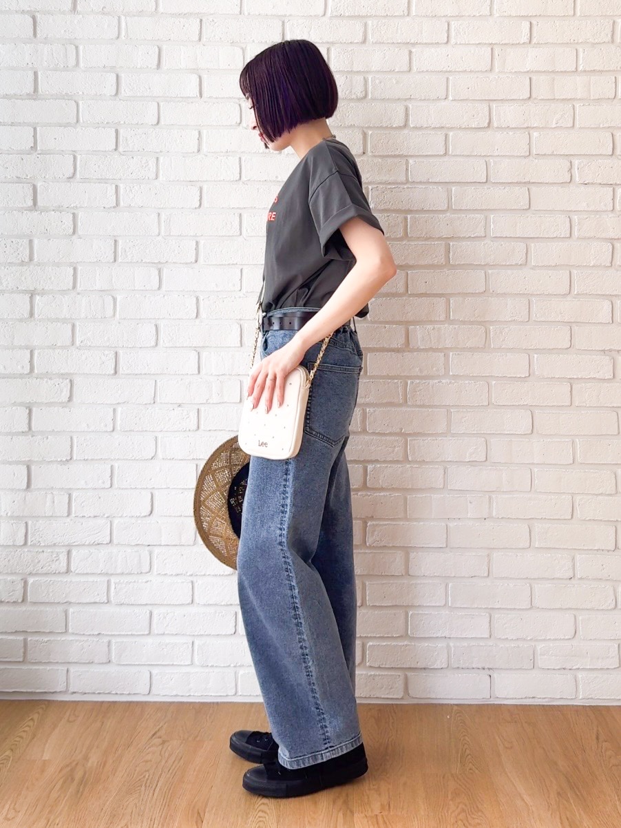 グレー系のTシャツ/カットソー、ブルー系のデニムパンツ、ホワイト系のショルダーバッグを着用したレディースの夏コーディネートの4枚目の写真