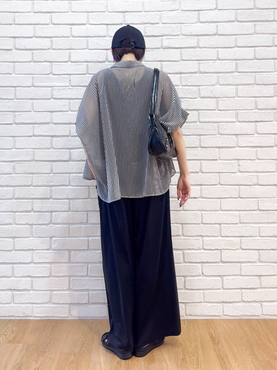 ホワイト系のシャツ/ブラウス、ブラック系のタンクトップ、ブラック系のサンダルを着用したレディースの夏コーディネートの3枚目の写真