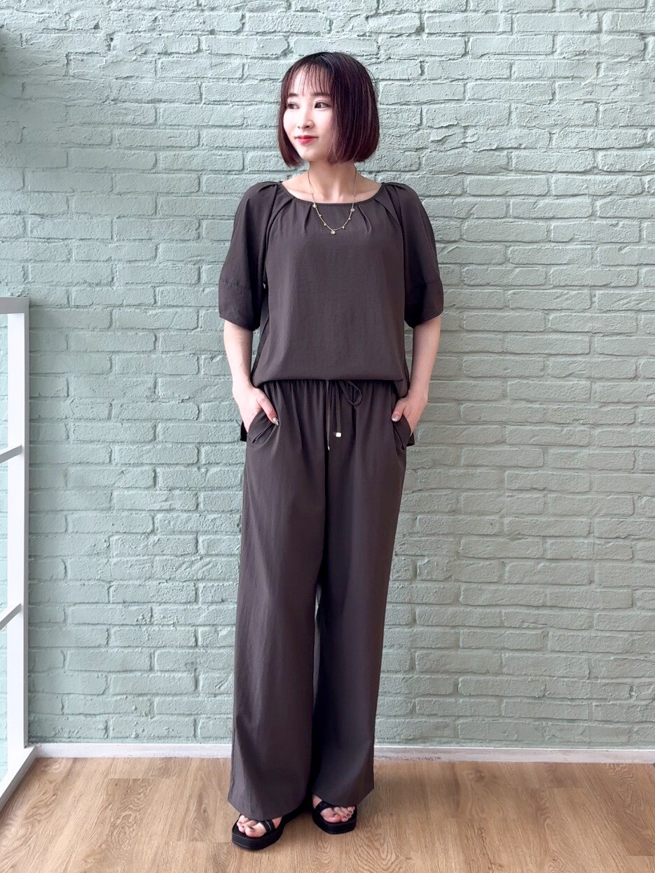 ブラウン系のシャツ/ブラウス、ブラウン系のその他パンツ、ブラック系のサンダルを着用したレディースの春コーディネートの6枚目の写真