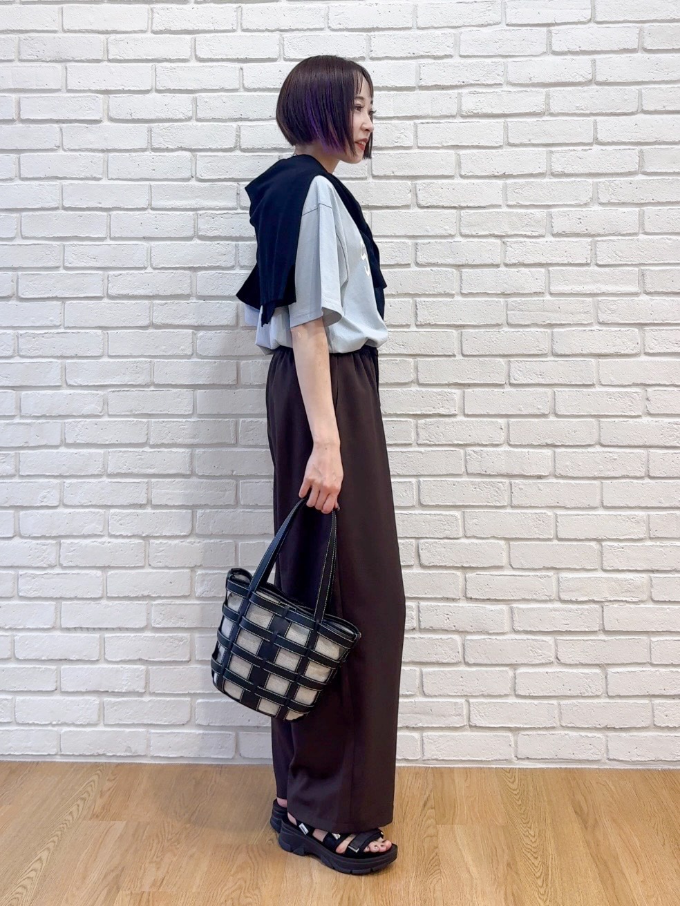 ブラック系のカーディガン/ボレロ、ブラウン系のその他パンツ、ブラック系のサンダルを着用したレディースの夏コーディネートの2枚目の写真