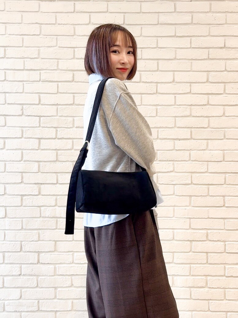 グレー系のTシャツ/カットソー、ブラウン系のその他パンツ、ブラック系のその他シューズを着用したレディースの秋コーディネートの9枚目の写真
