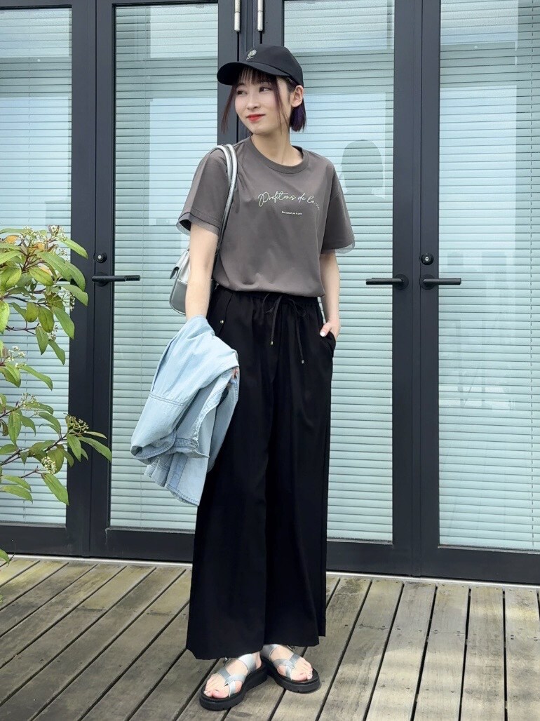 ブルー系のシャツ/ブラウス、グレー系のTシャツ/カットソー、ブラック系のその他パンツを着用したレディースの春コーディネートの5枚目の写真