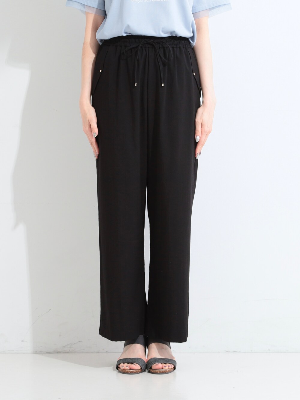 ブラック系のテーラードジャケット、ブルー系のTシャツ/カットソー、ブラック系のその他パンツを着用したレディースの夏コーディネートの6枚目の写真