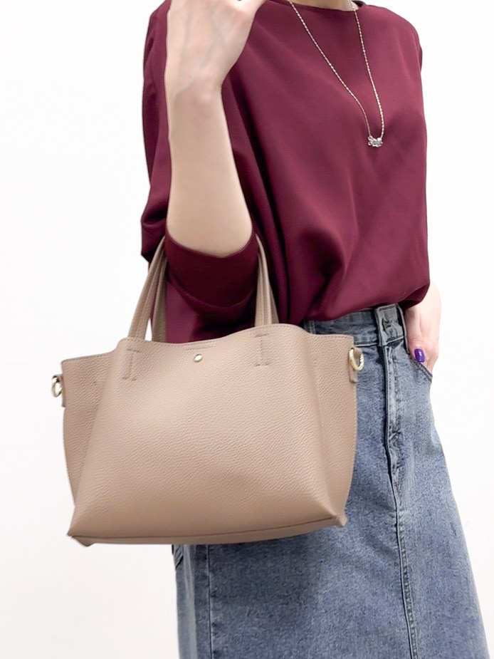 レッド系のシャツ/ブラウス、ブルー系のデニムスカート、ブラック系のパンプスを着用したレディースの秋コーディネートの9枚目の写真