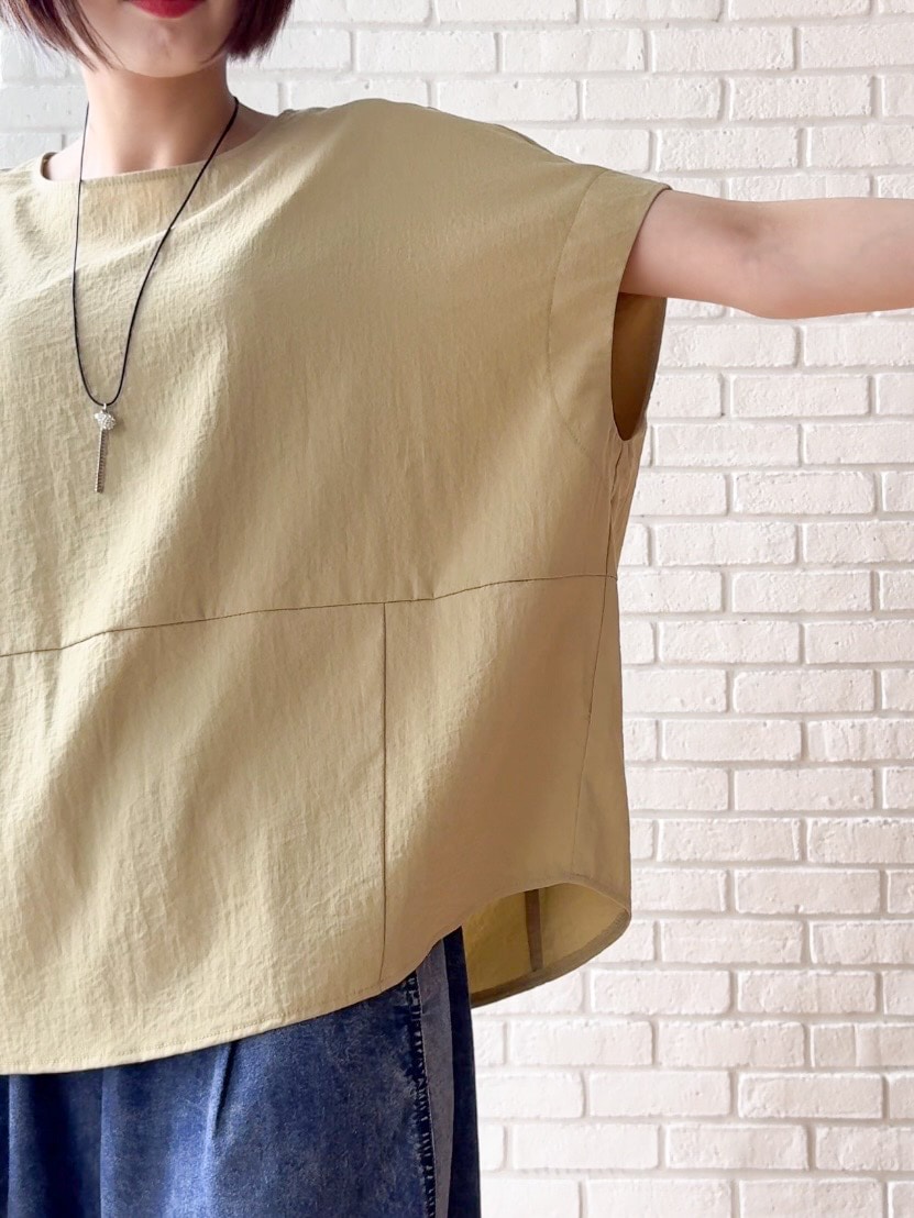 イエロー系のTシャツ/カットソー、ブルー系のデニムパンツ、ブラック系のサンダルを着用したレディースの夏コーディネートの9枚目の写真