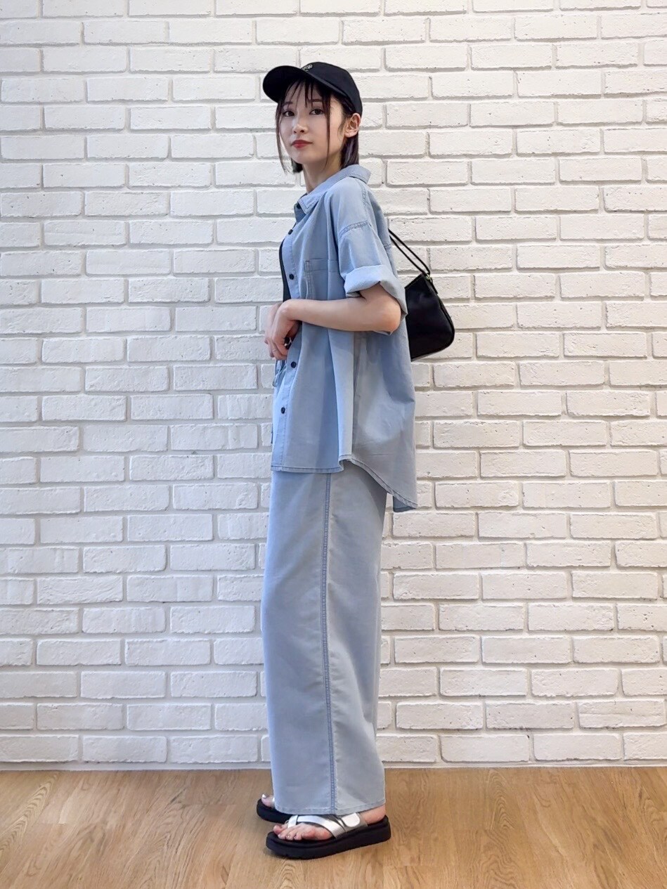 ブルー系のシャツ/ブラウス、ブラック系のタンクトップ、ブルー系のデニムパンツを着用したレディースの夏コーディネートの4枚目の写真