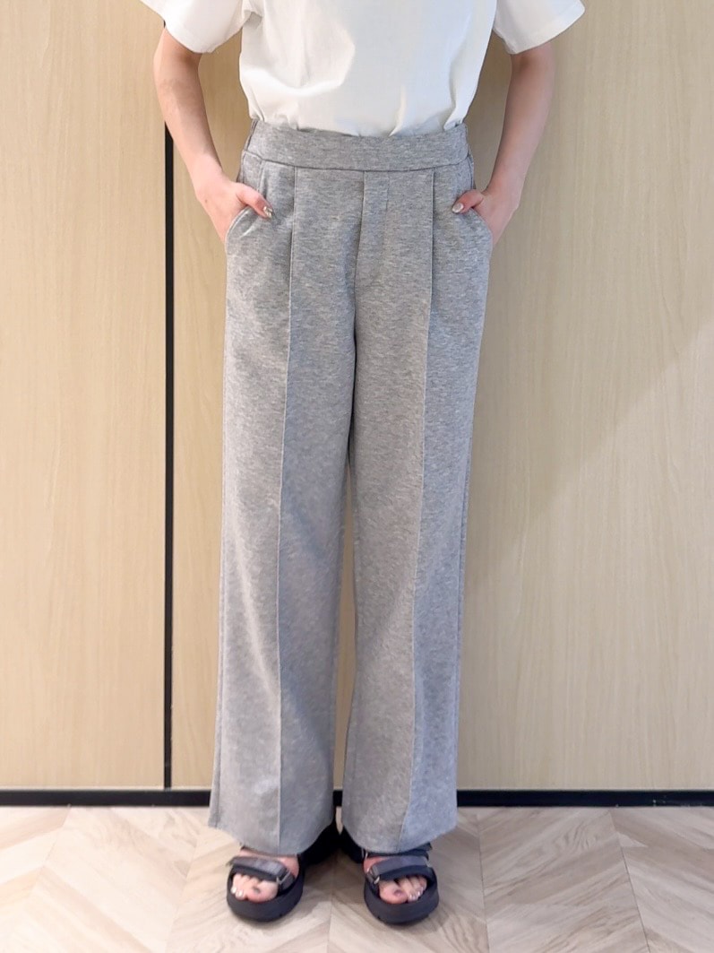 ブルー系のテーラードジャケット、ホワイト系のTシャツ/カットソー、グレー系のその他パンツを着用したレディースの夏コーディネートの9枚目の写真