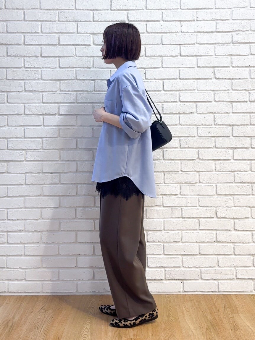 ブルー系のシャツ/ブラウス、ブラック系のTシャツ/カットソー、ブラウン系のパンプスを着用したレディースの秋コーディネートの4枚目の写真