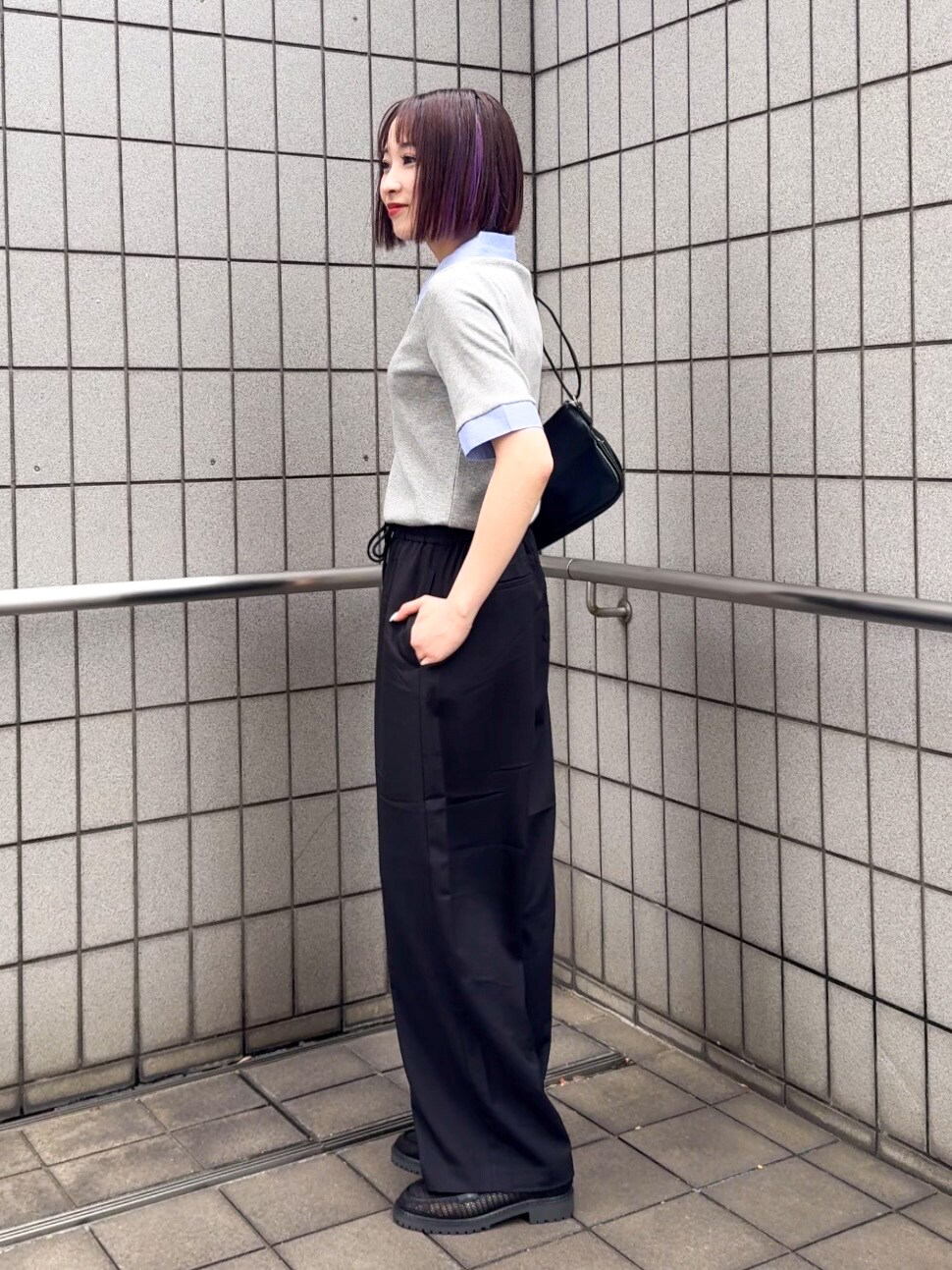 グレー系のTシャツ/カットソー、ブラック系のその他パンツ、ブラック系のパンプスを着用したレディースの春コーディネートの4枚目の写真