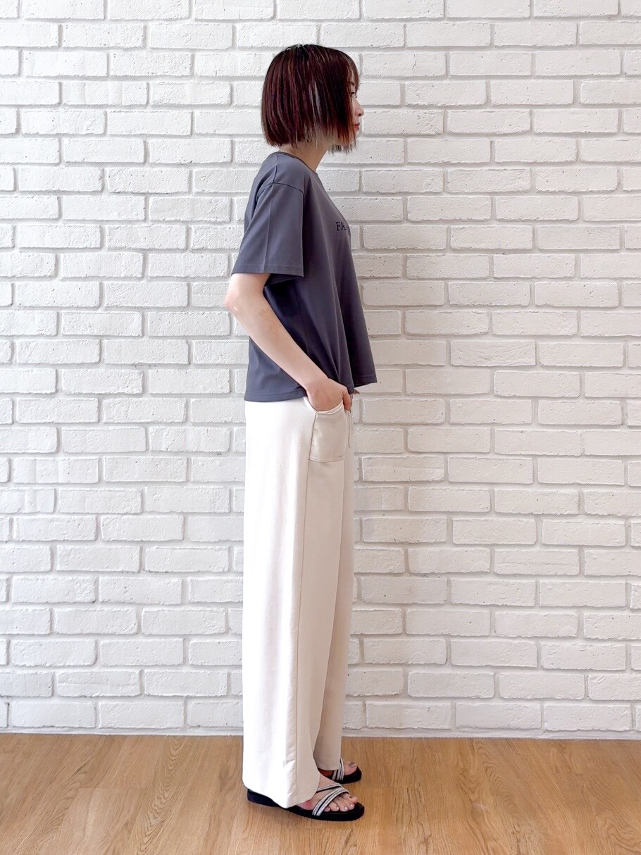 ホワイト系のその他パンツ、ブラック系のサンダル、シルバー系のショルダーバッグを着用したレディースの夏コーディネートの9枚目の写真