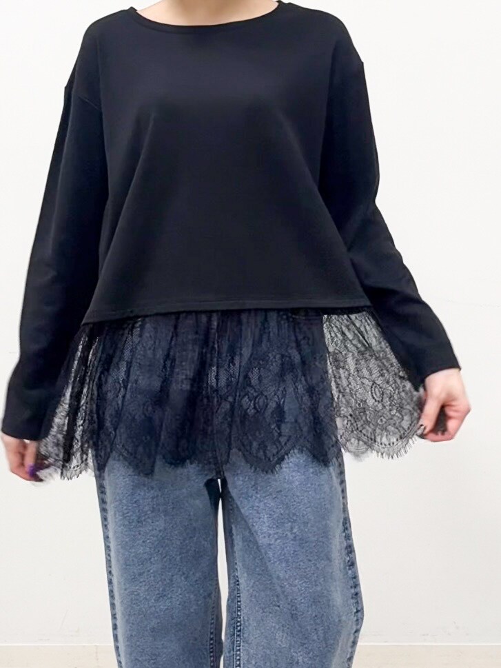 レッド系のカーディガン/ボレロ、ブラック系のTシャツ/カットソー、ブルー系のデニムパンツを着用したレディースの夏コーディネートの8枚目の写真