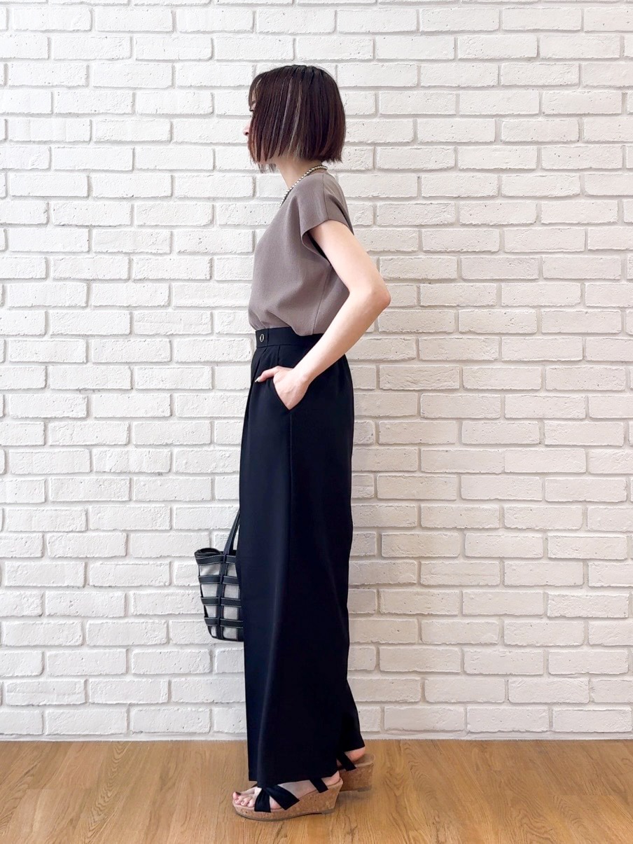 ベージュ系のニット/セーター、ブラック系のその他パンツ、ブラック系のサンダルを着用したレディースの夏コーディネートの4枚目の写真