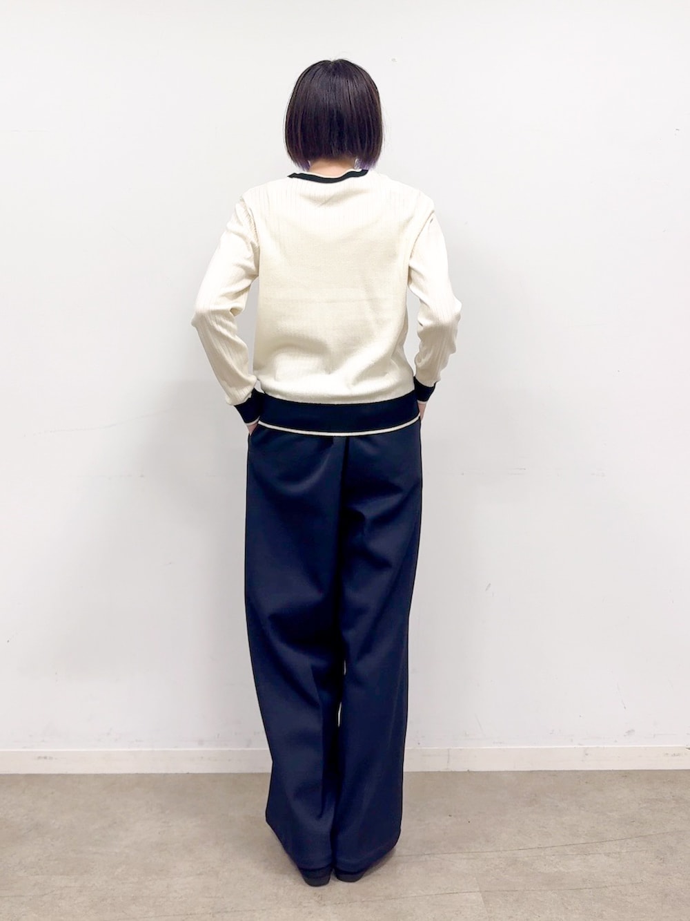 ホワイト系のカーディガン/ボレロ、ホワイト系のニット/セーター、ブラック系のその他シューズを着用したレディースの秋コーディネートの10枚目の写真