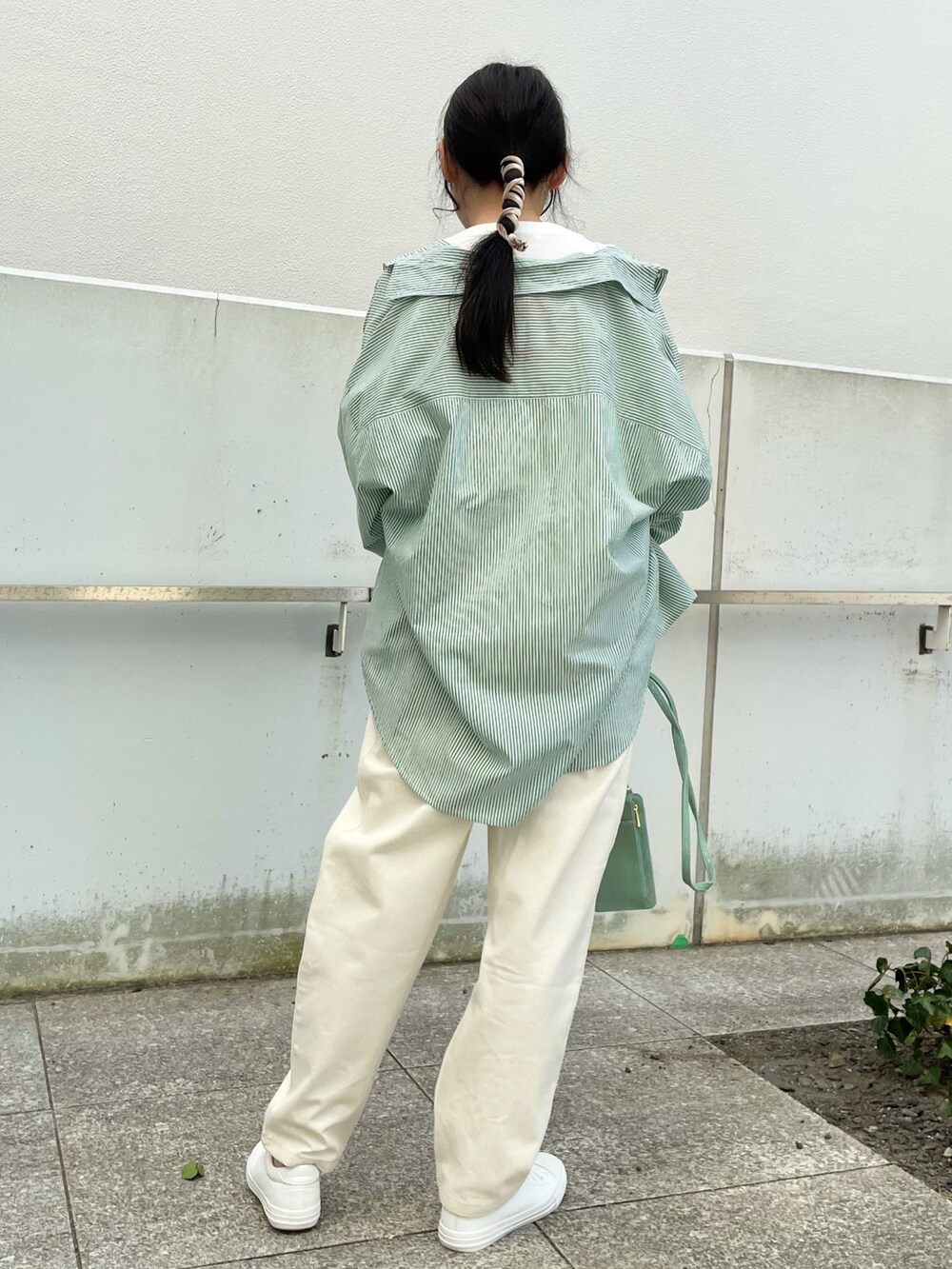 グリーン系のシャツ/ブラウス、ホワイト系のTシャツ/カットソー、ホワイト系のサロペット/オーバーオールを着用したレディースの春コーディネートの3枚目の写真