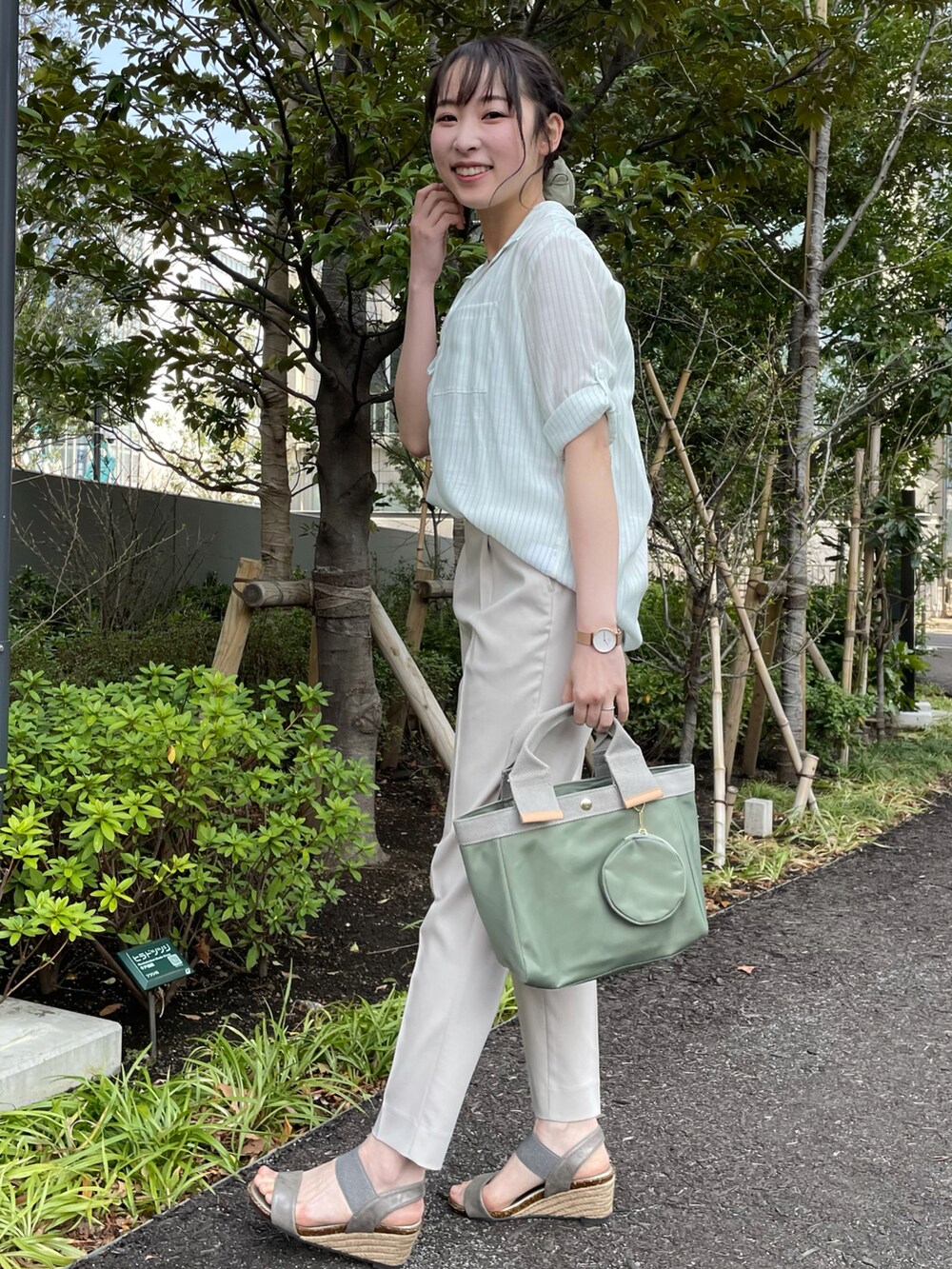 グリーン系のシャツ/ブラウス、ベージュ系のその他パンツ、その他のサンダルを着用したレディースの春コーディネートの2枚目の写真