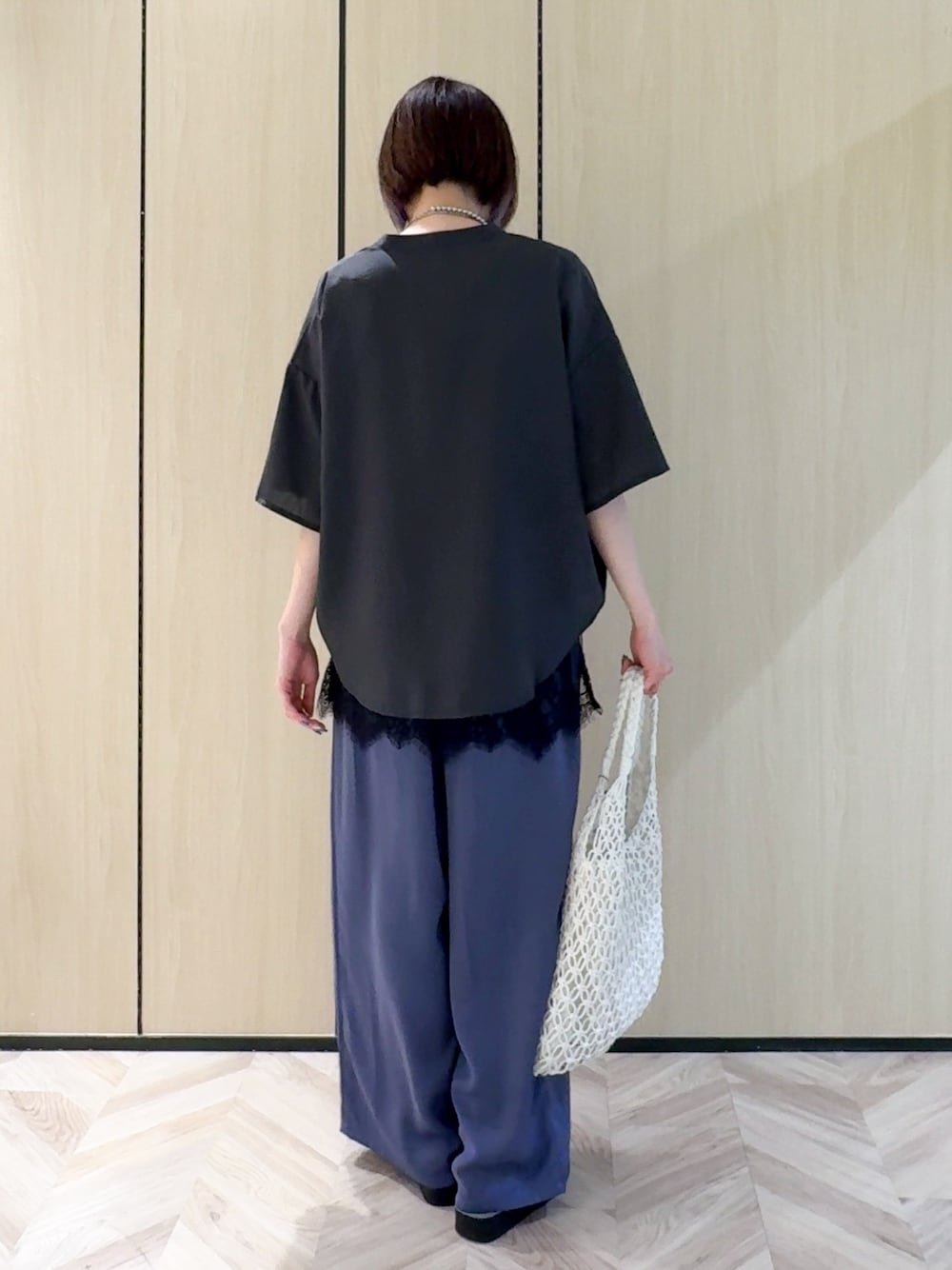 グレー系のシャツ/ブラウス、ブラック系のタンクトップ、ブルー系のその他パンツを着用したレディースの夏コーディネートの3枚目の写真