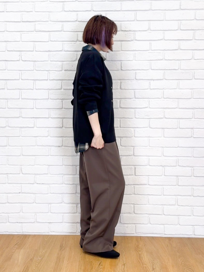 ブラック系のカーディガン/ボレロ、グリーン系のシャツ/ブラウス、ブラウン系のその他パンツを着用したレディースの秋コーディネートの2枚目の写真